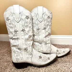 Women’s Laredo White and Sequin Silver Star Cow Girl Boots. Size 9 Medium Width.